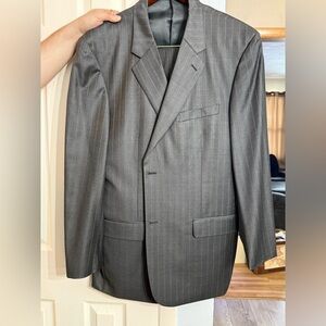Gray Pinstripe Men's suit set turnbury size 46R ! Excellent condition!